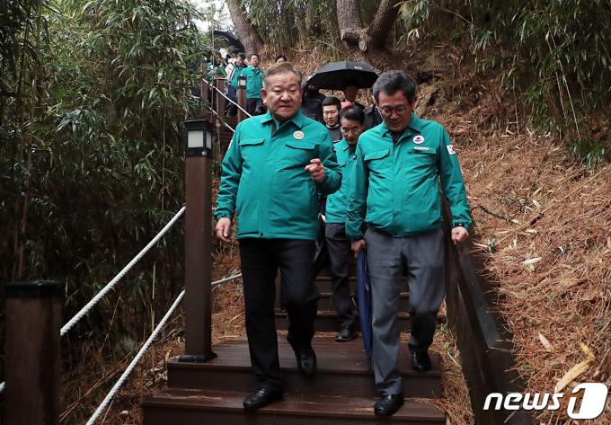 [사진] 강릉항 죽도봉 지진해일 긴급대피로 점검하는 이상민 장관