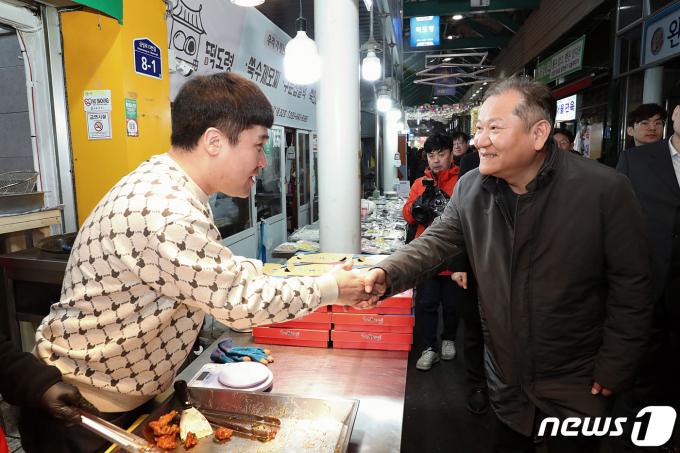 [사진] 강릉중앙시장 찾은 이상민 장관