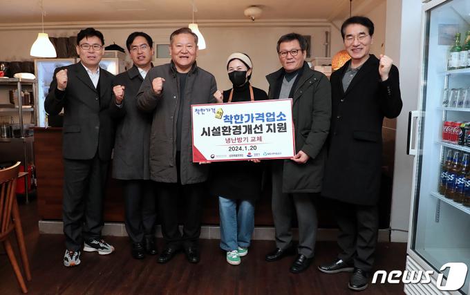 [사진] 강릉중앙시장 내 착한가격업소 찾은 이상민 장관