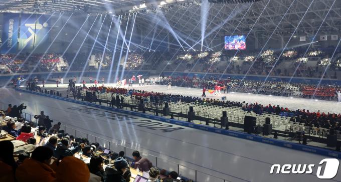 지난 19일 강원도 강릉 스피드스케이팅 경기장(강릉 OVAL)에서 열린 2024 강원동계청소년올림픽 개회식에서 참가국기 퍼레이드가 펼쳐지고 있다.ⓒ News1 김진환 기자