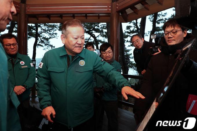 [사진] 이상민 장관, 지진해일 긴급대피로 점검