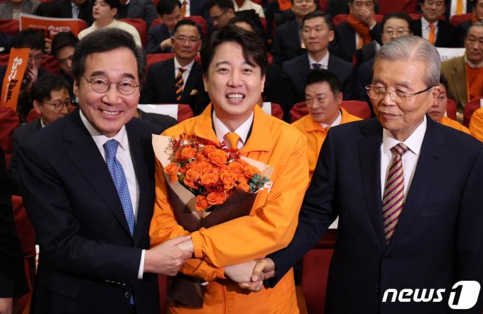 [사진] 개혁신당 창당대회 손잡은 이낙연·이준석·김종인
