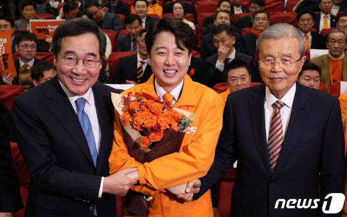 [사진] 이준석 개혁신당 대표 축하해주는 이낙연·김종인