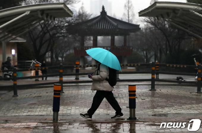 겨울비가 내리는 18일 오후 경남 김해시 대청동 한 거리에서 우산을 쓴 한 학생이 발걸음을 옮기고 있다. 2024.1.18/뉴스1 ⓒ News1 윤일지 기자
