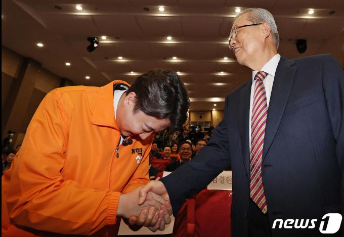 [사진] 이준석 개혁신당 대표와 인사하는 김종인