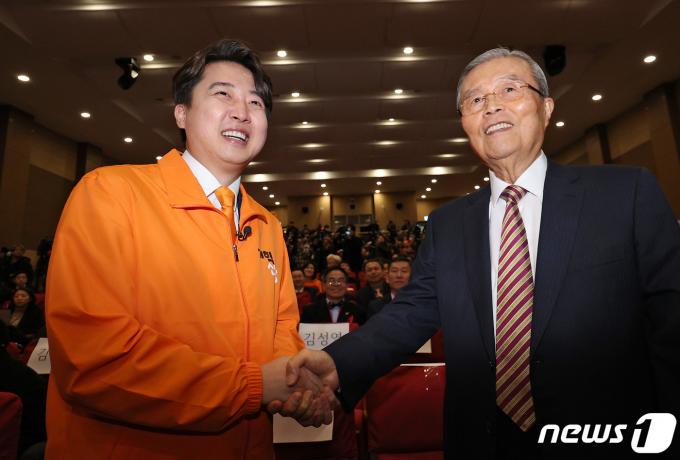 [사진] 이준석 개혁신당 대표 축하해주는 김종인