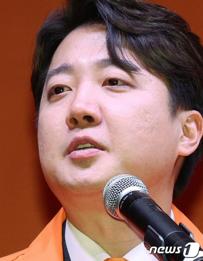 [사진] 개혁신당 대표 수락연설 중 눈시울 붉힌 이준석