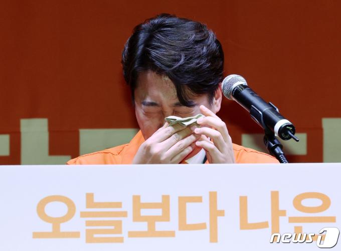 [사진] 눈물 닦는 이준석