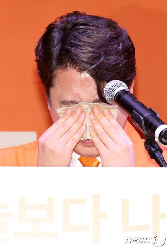 [사진] 눈물 닦는 이준석 개혁신당 대표
