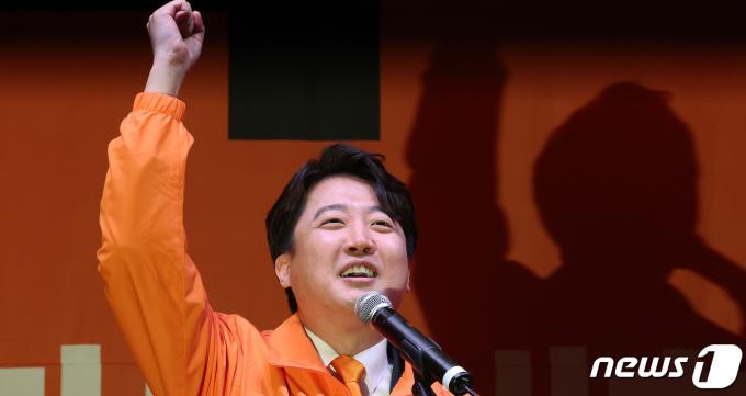 [사진] 이준석 '정치, 개혁합시다!'