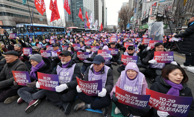 이태원 참사 유가족들이 관련 특별법의 즉각 공포를 촉구하며 20일 오후 서울 도심서 집회를 열었다. /사진=뉴시스