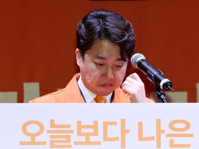 이준석 전 국민의힘 대표가 20일 개혁신당 당대표 자리에 올랐다. 사진은 이날 수락연설 도중 눈시울을 붉히던 이 대표. /사진=뉴스1