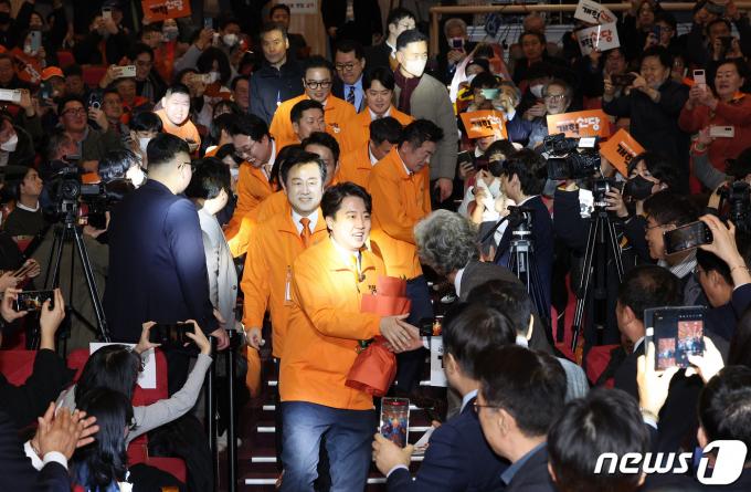 [사진] 창당대회 입장하는 이준석 개혁신당 대표