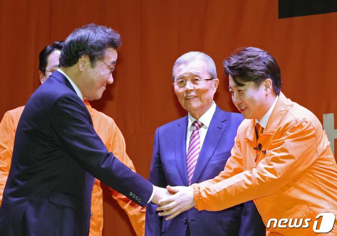 [사진] 악수하는 이준석·이낙연