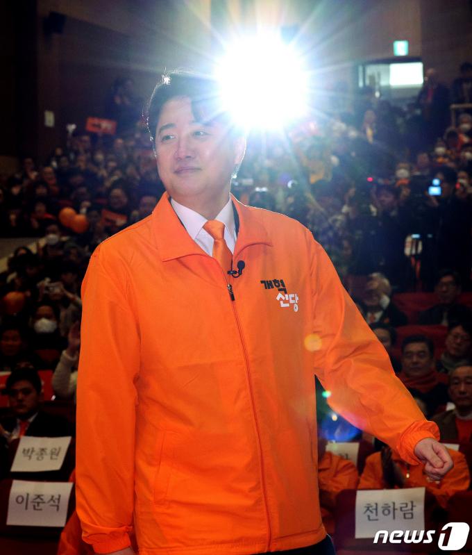 [사진] 단상 올라오는 이준석