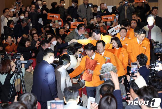 [사진] 당원 환호 속 입장하는 개혁신당 지도부