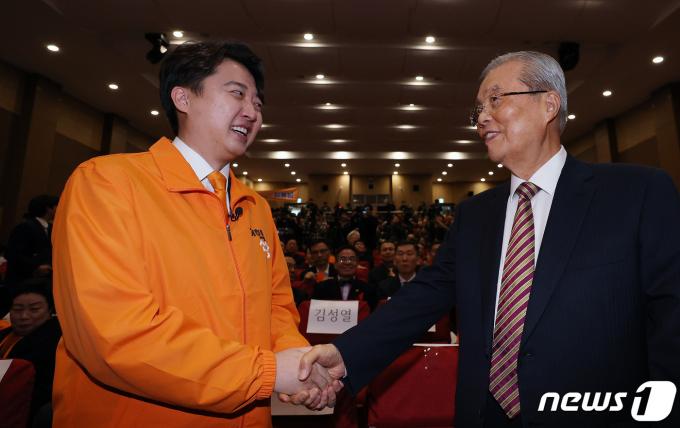 [사진] 환한 표정으로 악수하는 이준석·김종인