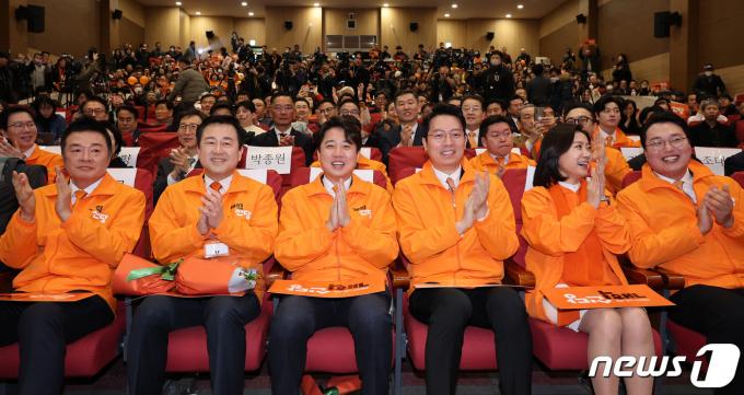 [사진] 박수치는 개혁신당 지도부