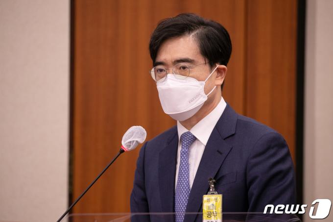 공영운 현대자동차 사장이 4일 오후 서울 여의도 국회에서 열린 산업통상자원중소벤처기업위원회 국정감사에 증인으로 출석해 의원들의 질의에 답을 하고 있다. (공동취재) 2022.10.4/뉴스1 ⓒ News1 유승관 기자