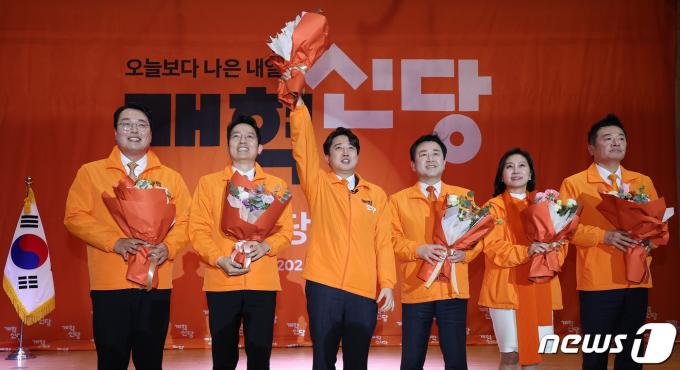이준석 개혁신당 대표가 20일 오후 서울 여의도 국회의사당 의원회관에서 열린 개혁신당 창당대회에서 지도부와 함께 당원들에게 인사하고 있다. 왼쪽부터 천하람 최고위원, 이기인 최고위원, 이준석 대표, 김용남 정책위의장, 허은아 최고위원, 김철근 사무총장 2024.1.20/뉴스1 ⓒ News1 장수영 기자