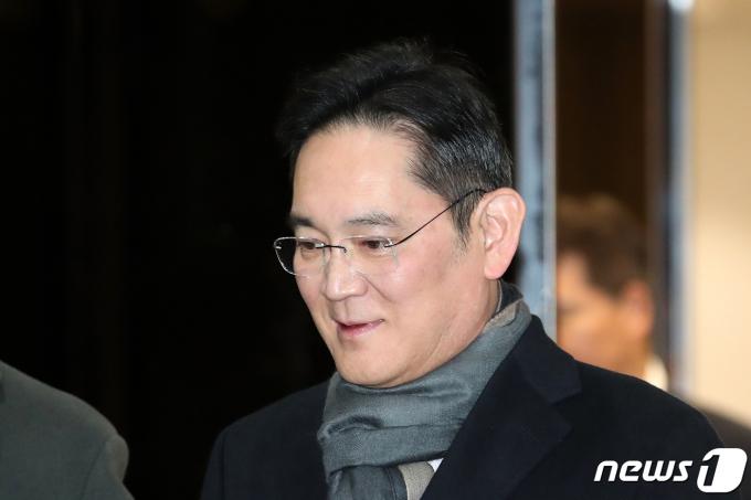 이재용 삼성전자 회장이 윤석열 대통령의 네덜란드 국빈 방문 동행을 마치고 15일 오전 서울 김포공항 비즈니스센터를 통해 귀국하고 있다.2023.12.15/뉴스1 ⓒ News1 이승배 기자