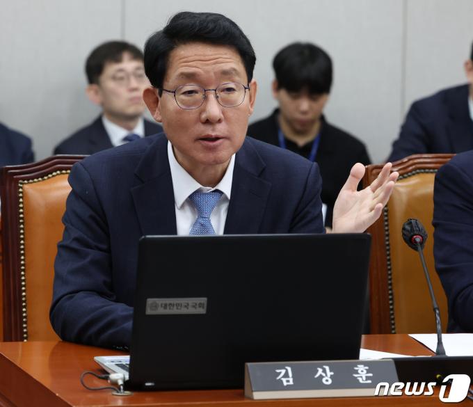 김상훈 국회 정개특위 국민의힘 간사가 5일 서울 여의도 국회에서 열린 정치개혁특별위원회 전체회의에서 발언을 하고 있다. 2023.12.5/뉴스1 ⓒ News1 송원영 기자