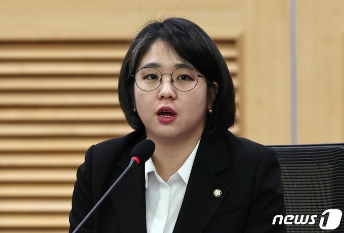 용혜인 기본소득당 상임대표가 18일 오전 서울 여의도 국회의원회관에서 '2024년 총선의 시대정신은 무엇인가'를 주제로 열린 토론회에서 축사를 하고 있다. 2024.1.18/뉴스1 ⓒ News1 구윤성 기자