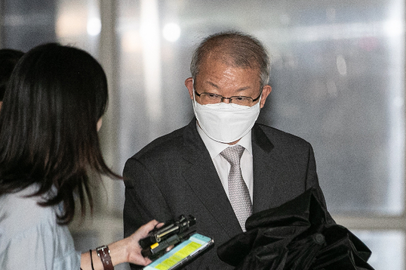 양승태 전 대법원장이 지난해 915일 서울 서초구 서울중앙지방법원에서 열린 직권남용권리행사방해 등 혐의 결심 공판을 마치고 청사를 나서고 있다. /사진=뉴스1