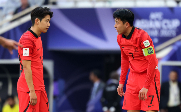 대한민국 축구대표팀 이강인(왼쪽)과 손흥민이 지난 20일(현지시각) 카타르 도하 알투마마 스타디움에서 열린 2023 아시아축구연맹(AFC) 카타르 아시안컵 조별리그 E조 조별리그 2차전 요르단과 경기에서 프리킥을 준비하고 있다. /사진=뉴스1