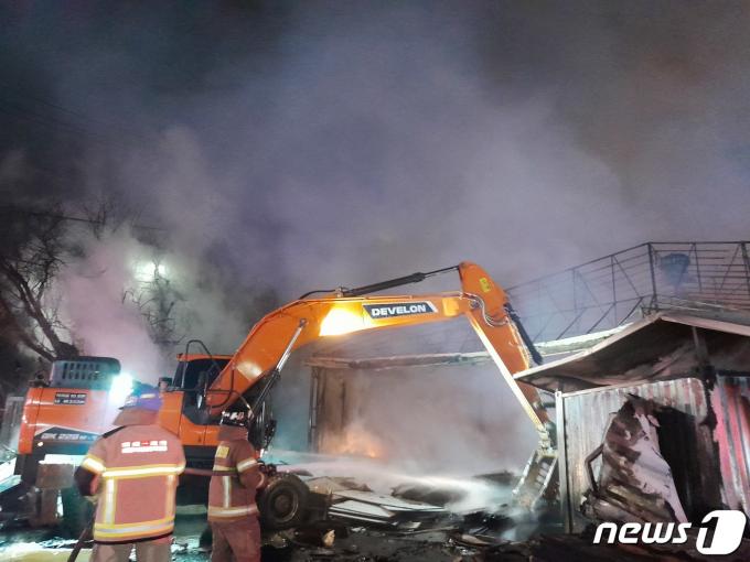 [사진] 인천 가구제조공장서 큰 불 7시간여만 초기진화…