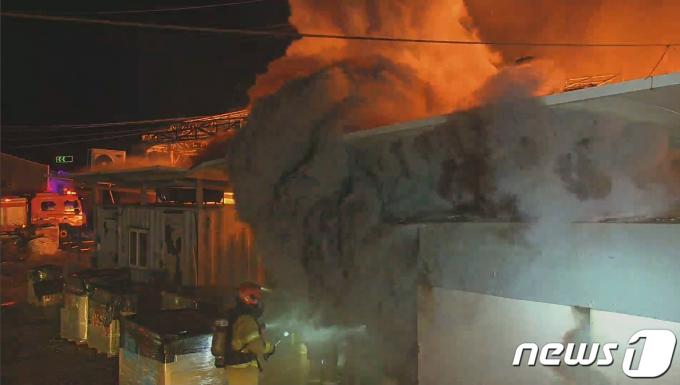 [사진] 인천 가구제조공장서 큰 불 7시간여만 초기진화…