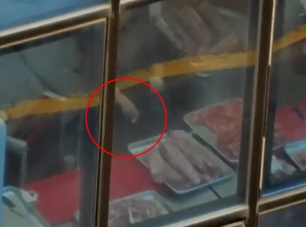 주방에서 직원들이 담배 피우며 고기 손질하는 모습이 포착돼 논란을 샀던 인천의 갈빗집이 과태료 처분을 받았다. 사건반장 갈무리