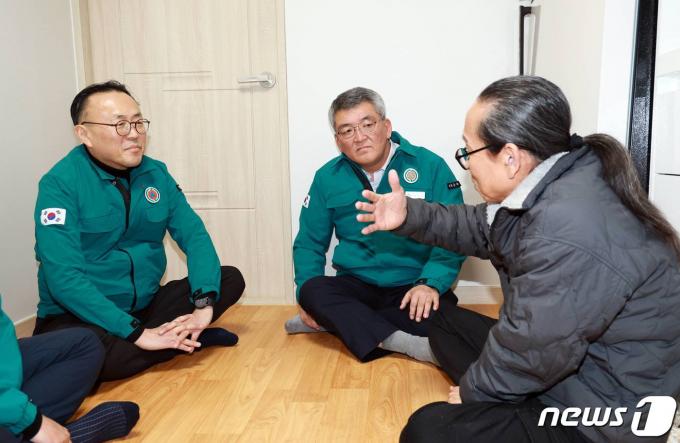 [사진] 겨울철 이재민 임시조립주택 찾은 이한경 본부장