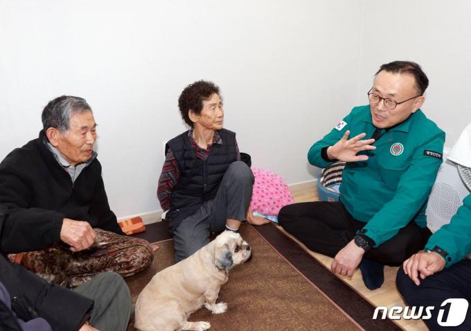 [사진] 겨울철 이재민 임시조립주택 찾은 이한경 본부장