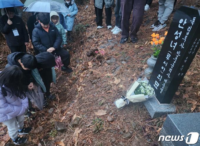 [사진] '안중근 의사 동생 묘 앞에서'