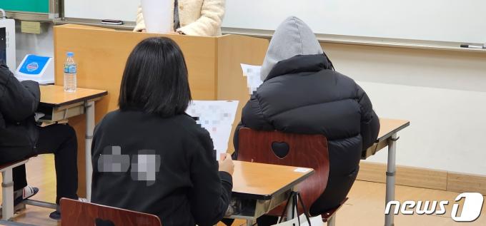 8일 오전 충북 청주의 한 고등학교에서 2024학년도 수능 성적표를 받은 학생들이 자신의 성적을 확인하고 있다.2023.12.08.ⓒ 뉴스1 ⓒ News1 이성기 기자
