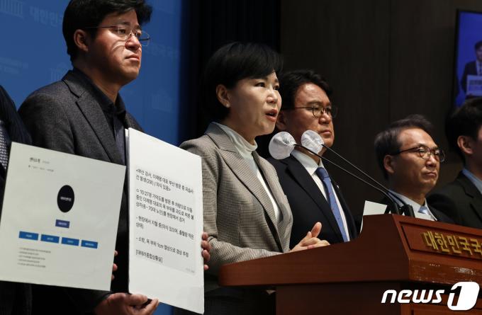 더불어민주당 당대표정치테러대책위원회 전현희 위원장과 위원들이 21일 오전 서울 여의도 국회 소통관에서 이재명 대표 피습 관련 기자회견을 하고 있다. 2024.1.21/뉴스1 ⓒ News1 구윤성 기자