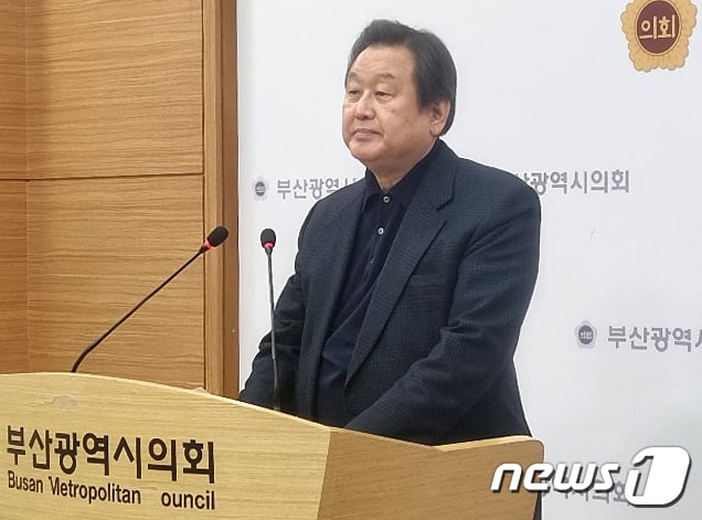 김무성 전 새누리당(국민의힘 전신) 대표가 15일 부산시의회 브리핑룸에서 기자회견을 열고 제22대 총선 국민의힘 부산 중·영도구 출마를 선언하고 있다. 2024.1.15/뉴스1 ⓒ News1 박채오