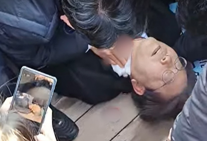 이재명 더불어민주당 대표가 지난 2일 오전 부산 가덕도에서 신원미상인에게 습격을 당한 뒤 쓰러져 있다./사진=유튜브 정양일 TV 캡처