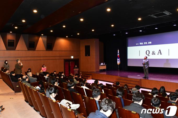 [사진] 유일호 전 경제부총리, 2024 용산특강
