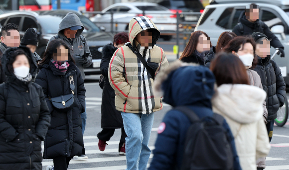 월요일인 22일 출근길부터 강추위가 몰아치겠다. 사진은 지난 16일 오전 서울 종로구 광화문 네거리. /사진=뉴스1