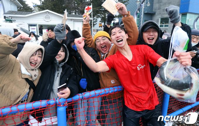 [사진] '맨손으로 송어잡기 성공'