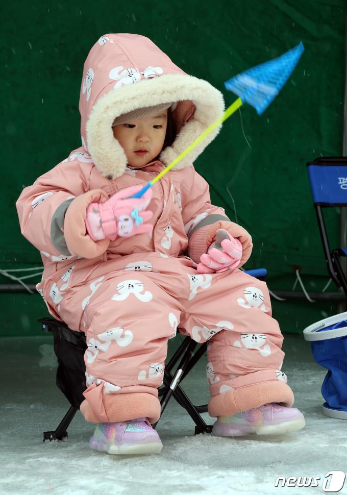 [사진] '고사리 손으로 송어잡기'