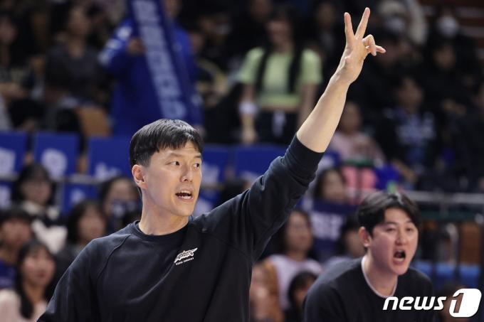 [사진] 작전 지시하는 김효범 감독대행