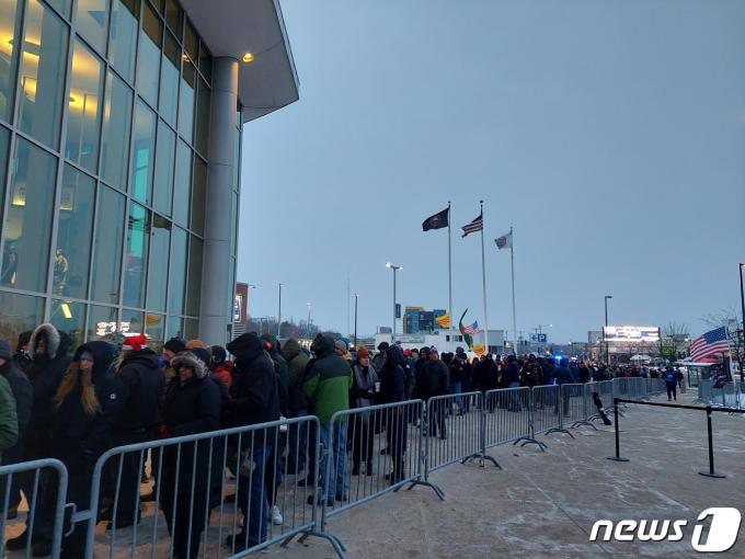 미국 공화당의 유력 대권주자인 도널드 트럼프 전 대통령이 뉴햄프셔주 프라이머리를 사흘 앞둔 20일(현지시간) 'SNHU 아레나'에서 유세 행사를 개최했다. 트럼프 전 대통령의 지지자들이 유세 현장에 들어가기 위해 SNHU 아레나 앞에서 줄을 서 있다.