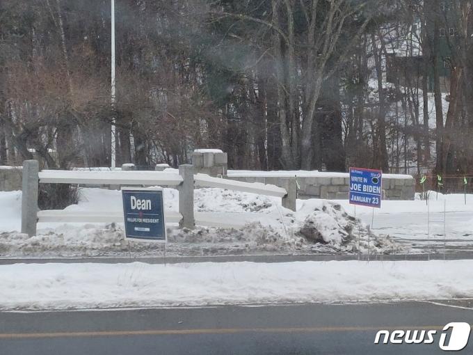 뉴햄프셔주 프라이머리를 사흘 앞둔 20일(현지시간) 뉴햄프셔 린지 인근의 한 도로에 민주당 대선후보 경선에 나선 조 바이든 대통령과 딘 필립스 하원의원의 팻말이 꽂혀 있다.