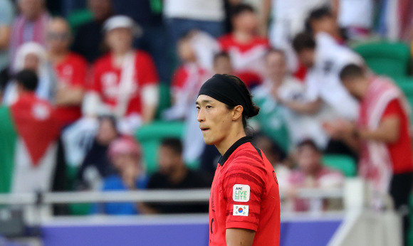 조규성이 지난 20일(현지시각) 카타르 도하 알투마마 스타디움에서 열린 2023 아시아축구연맹(AFC) 카타르 아시안컵 조별리그 E조 조별리그 2차전 요르단과 경기에서 득점 찬스를 놓친 후 아쉬워하고 있다. /사진=뉴스1