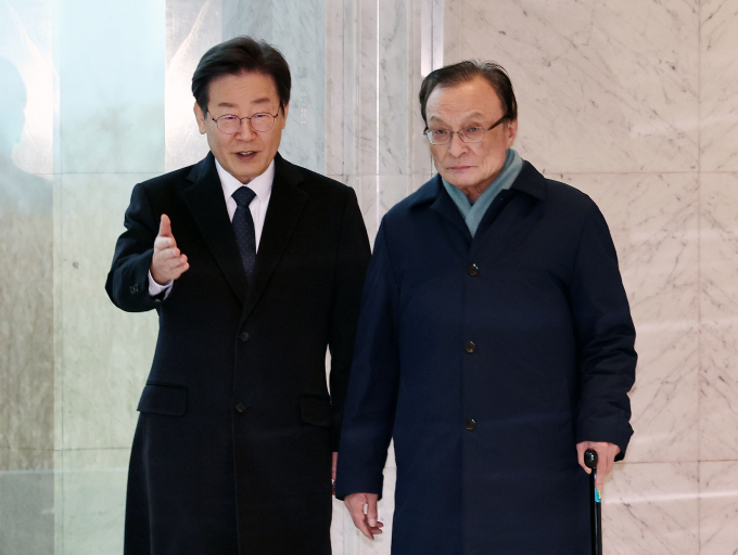 더불어민주당 이재명 대표와 이해찬 전 대표가 21일 오후 서울 여의도 63빌딩에서 비공개 오찬 회동을 마치고 오찬장을 나서고 있다./사진=뉴스1