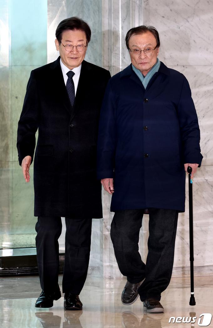 [사진] 이재명·이해찬 '오찬 마치고'