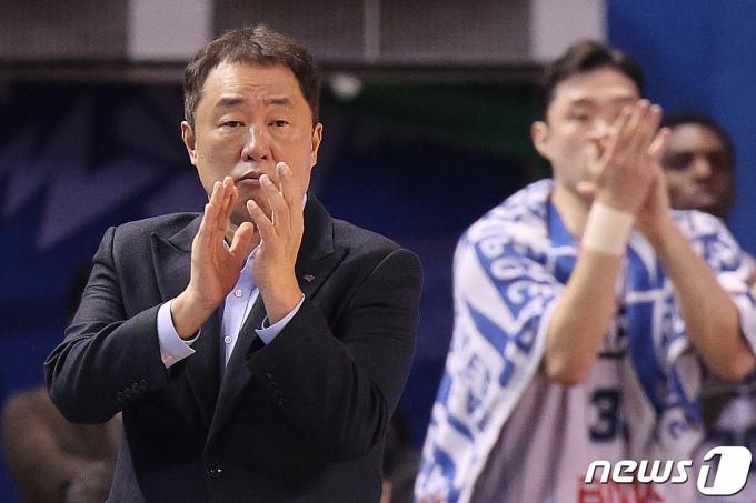 [사진] 선수들 격려하는 전창진 감독